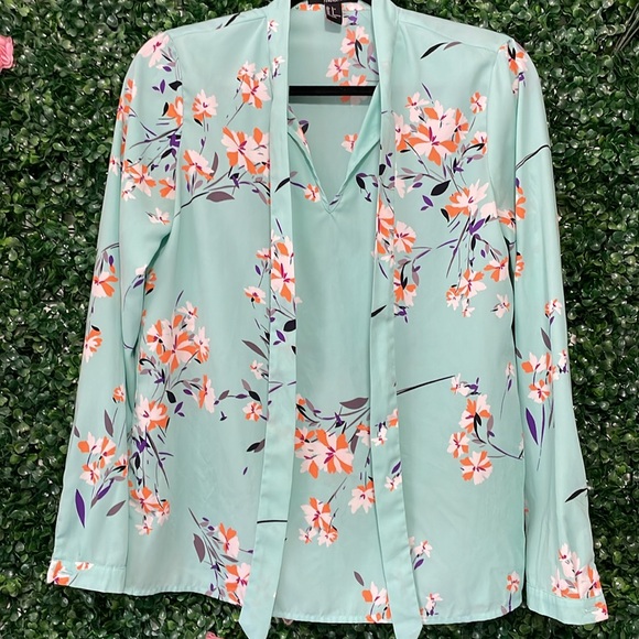 Turquoise Floral Blouse with Button-Up Cuffs - Picture 4 of 6